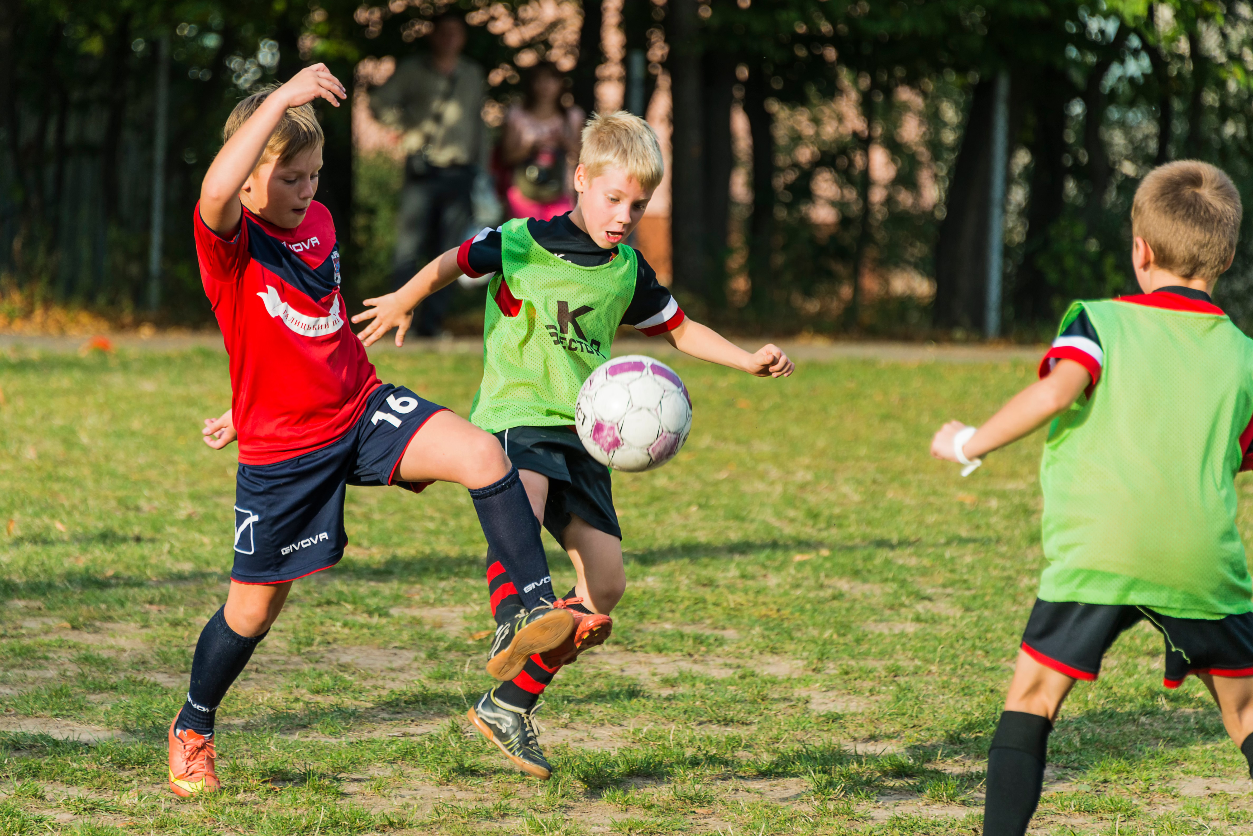 They play football. Мальчишки играющие в футбол Казань. Мальчик играет в футбол на спортплощадке. Boys are playing Football. Дети играют футбол в спорт площадке.